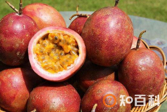 【百香果】百香果搭配苹果一起榨汁，美容养颜增强免疫力