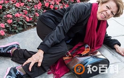 跌倒也有正确姿势 老人摔倒后把危害降到最低的方法
