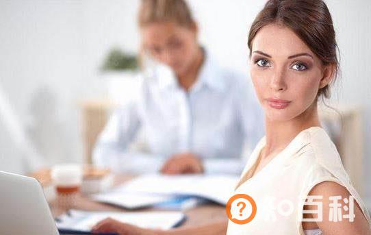 错误坐姿会毁了女白领的身材 保持身材的三个方法