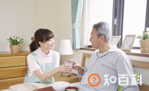 老人饮食的注意事项 老人太早吃早餐加重胃肠道负担