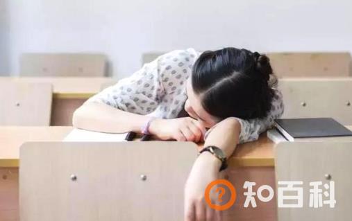 白领午休喜欢趴着睡 导致的健康危害不可轻视