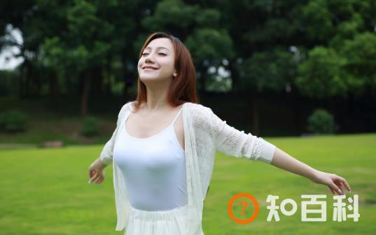 错误坐姿会毁了女白领的身材 保持身材的三个方法
