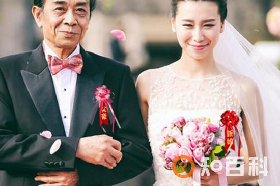 结婚父母胸花戴哪边