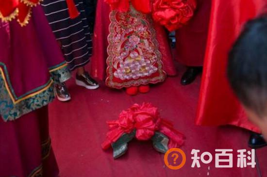 结婚为什么要跨马鞍