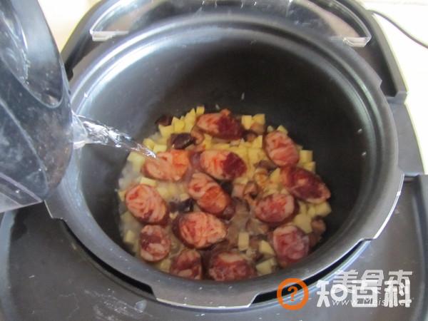 腊肠土豆煲仔饭做法大全