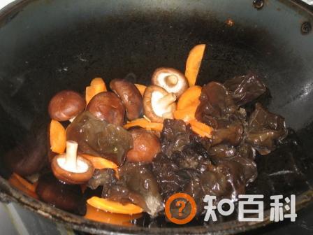 香菇黑木耳烧素鸡做法大全