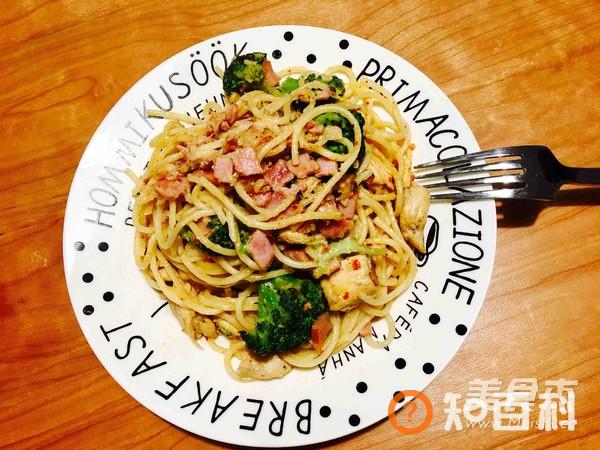 奶油鸡肉培根意面做法大全