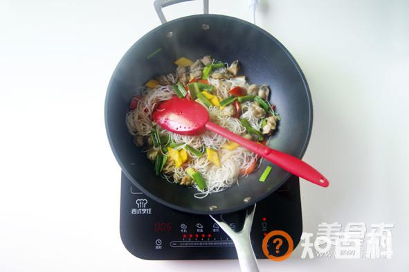 学会六招炒出足可舔盘的【彩椒扇贝丁炒米粉】做法大全