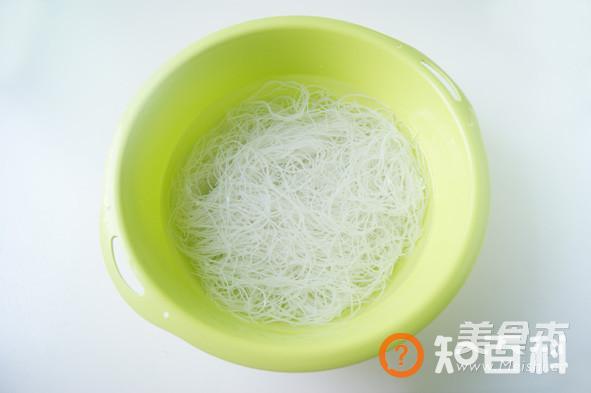 学会六招炒出足可舔盘的【彩椒扇贝丁炒米粉】做法大全