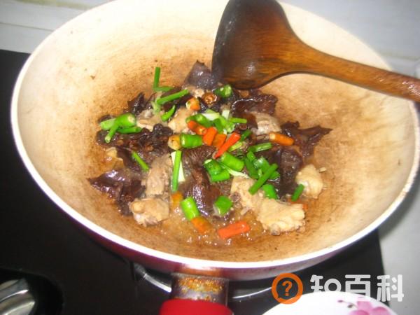野生菌炒鸡翅做法大全
