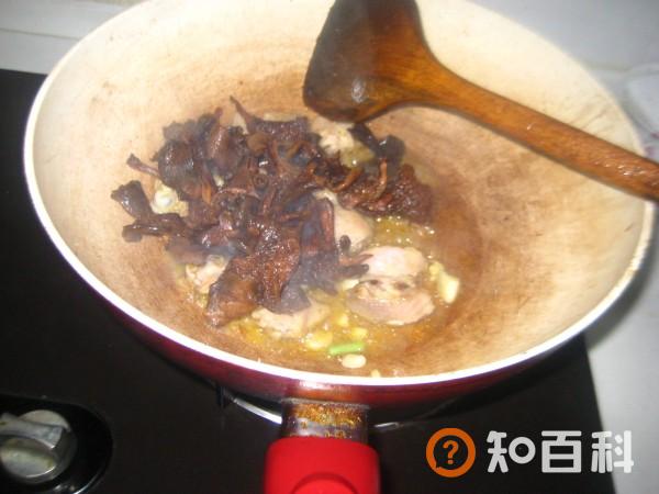 野生菌炒鸡翅做法大全