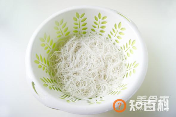 学会六招炒出足可舔盘的【彩椒扇贝丁炒米粉】做法大全