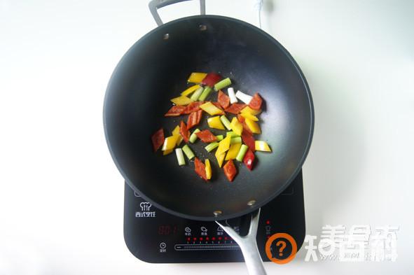 学会六招炒出足可舔盘的【彩椒扇贝丁炒米粉】做法大全