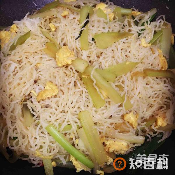 西芹鸡蛋炒米粉做法大全