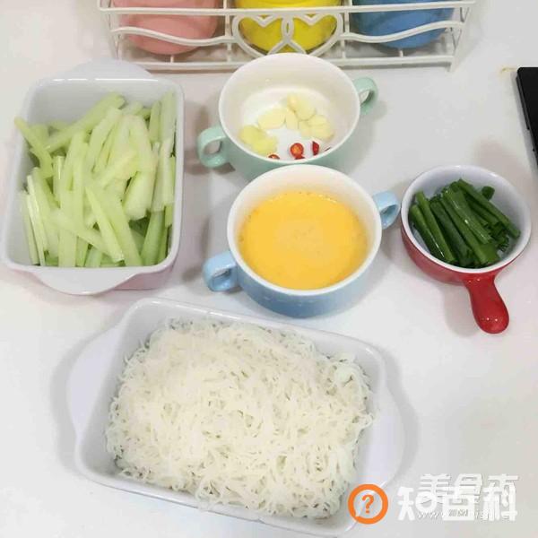 西芹鸡蛋炒米粉做法大全
