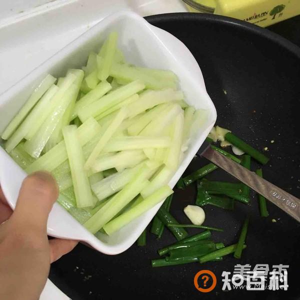 西芹鸡蛋炒米粉做法大全