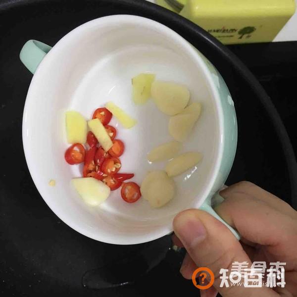 西芹鸡蛋炒米粉做法大全