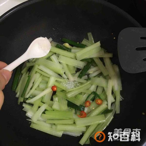 西芹鸡蛋炒米粉做法大全